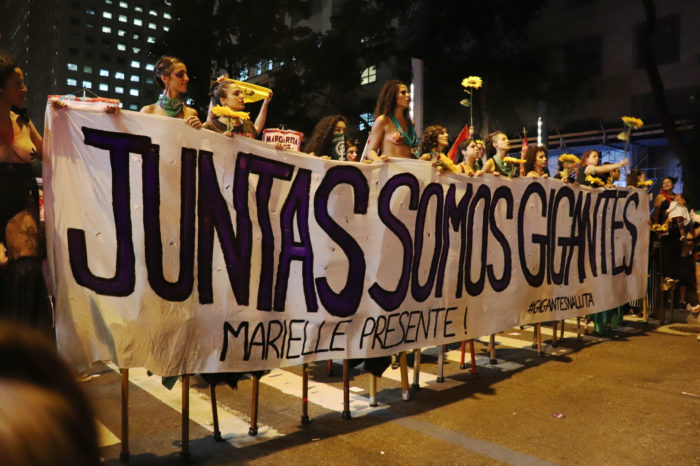 Dia Internacional de Luta da Mulher leva milhares às ruas do Rio de Janeiro