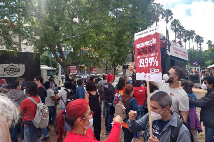 Docentes de todo país realizam ato em Porto Alegre em defesa da democracia e do serviço público