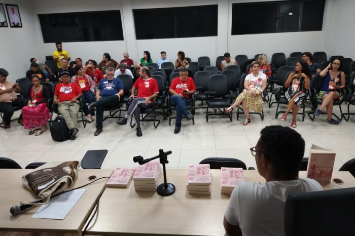 Professor da Unirio lança livro sobre racismo, escravidão e capitalismo no 41º Congresso do Andes-SN