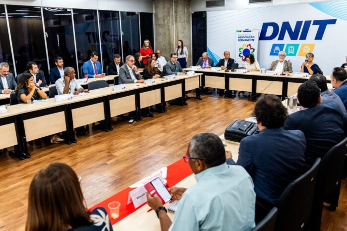 Governo federal ignora reivindicações e propõe adiar reajuste salarial para 2025