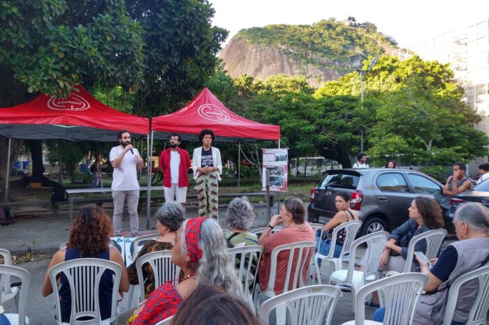 Manifestantes relembram Massacre da Praia Vermelha e reivindicam mudança em praça que homenageia irmão de ditador