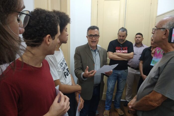 Docentes, técnicos/as e estudantes reivindicam suspensão do calendário acadêmico