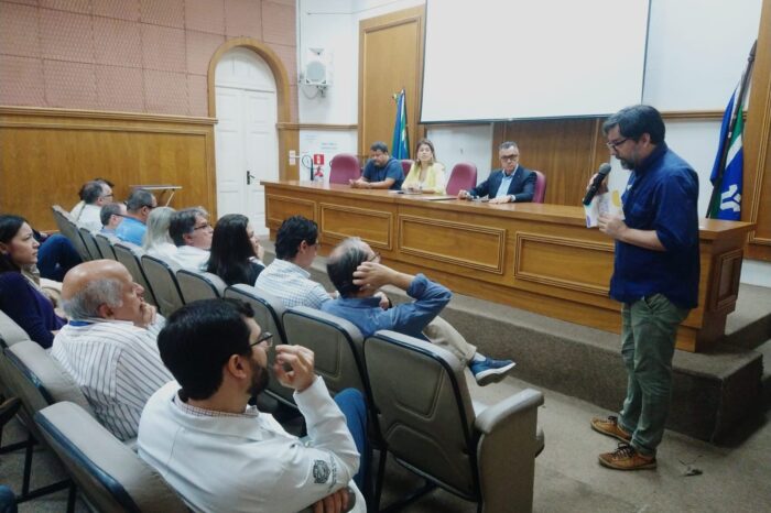 Adunirio entrega ao reitor pedido de audiência pública para discutir futuro do HUGG