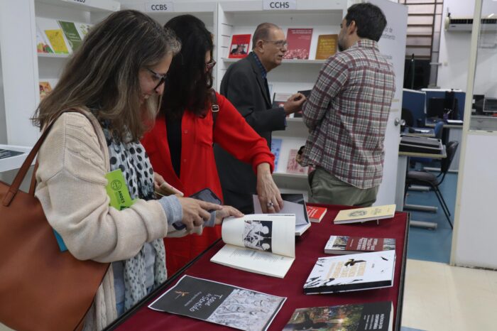 Exposição de livros reúne docentes da Unirio