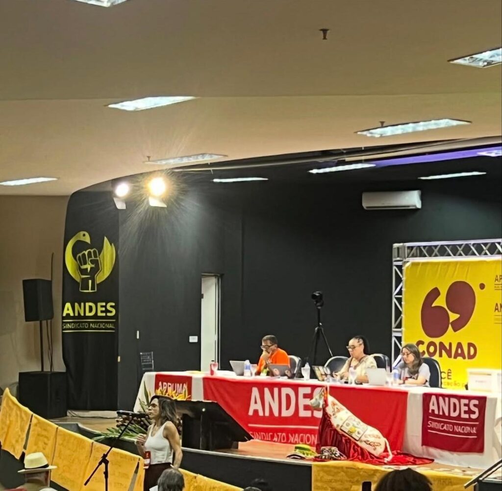 Em um momento decisivo da conjuntura nacional, o Conselho Nacional de Assuntos Docentes do ANDES (CONAD) realizado em São Luis nos dias 3 a 5 de julho, recusou a proposta de aderir, desde o primeiro turno das eleições, à candidatura do presidente Lula. O debate foi intenso, os argumentos da importância desse apoio para a derrota da extrema direita no Brasil não sensibilizou a Diretoria do Andes que preferiu defender a proposta de não citar o apoio à Lula, e, para isso, apresentou argumentos jurídicos falaciosos indicando que a resolução do Conad seria uma publicidade/propaganda antecipada, e não uma posição politica da categoria, restringindo sua autonomia sindical e liberdade de expressão, constitucionalmente garantidas. A votação foi apertada, 35 a 33 votos e a delegada da diretoria da ADUNIRIO, Laila Domith, contribuiu muito para o debate e para desfazer a argumentação falsamente juridica. A delegação da ADUNIRIO contou também com dois observadores eleitos em assembleia ( Thereza Cardoso e William Soares) e que também estavam a favor do apoio ao Lula desde o primeiro turno.